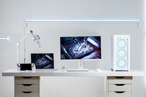 ROG Gaming-Setup mit Peripheriegeräten, Monitor und Gaming-PC