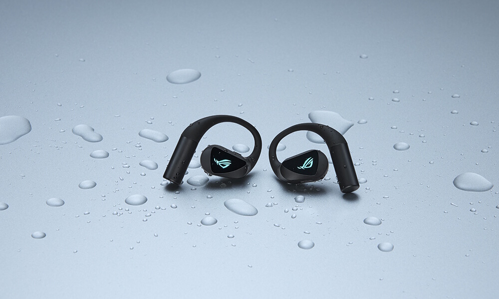 ROG Cetra Open Wireless Ohrstöpsel mit Wasserspritzern, die die Wasserfestigkeit hervorheben