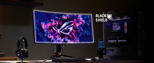 ROG PG34WCDN Curved-Gaming-Monitor mit leuchtendem ROG-Logo auf dem Bildschirm, abgebildet in einer Desktop-Konfiguration mit Headset, Tastatur, Maus und einem Tower-PC, mit dem BlackShield-Symbol auf der rechten Seite, das zeigt, dass das Panel härter und kratzfester ist.
