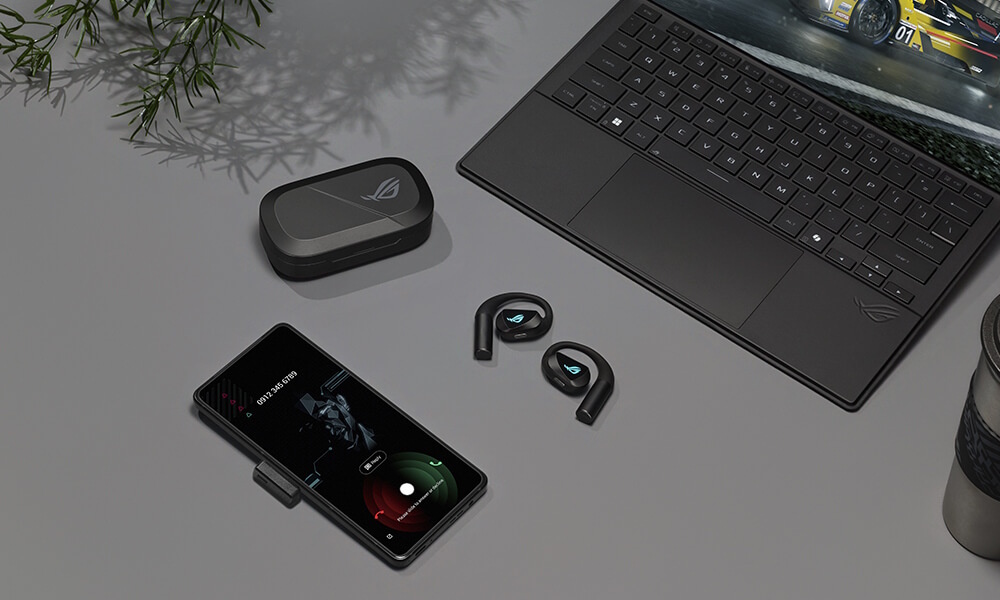 ROG Cetra Open Wireless mit Ladecase, Smartphone und Laptop demonstriert hybride Multipoint-Konnektivität