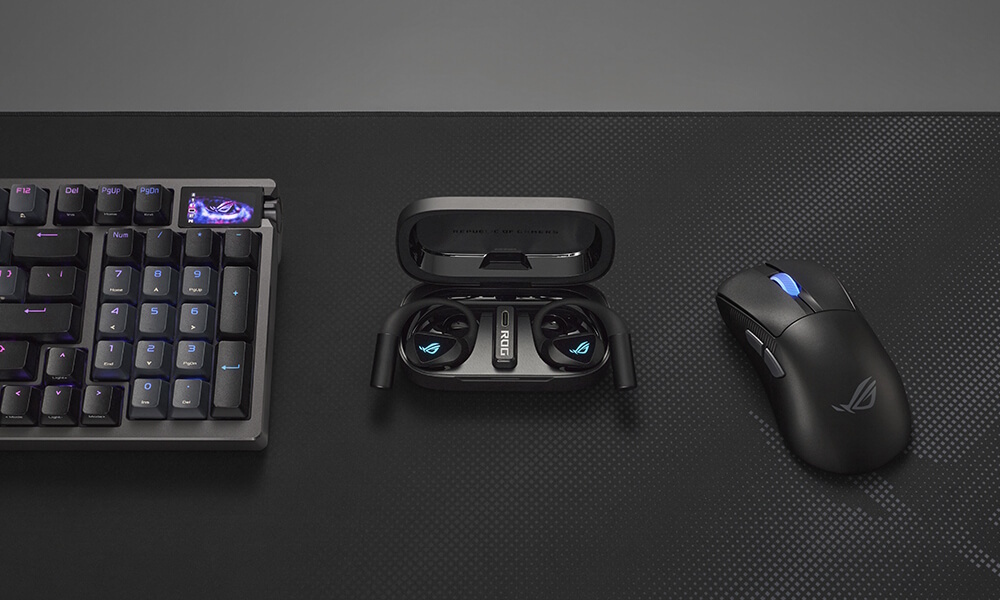 ROG Cetra Open Wireless mit ASUS Aura RGB-Beleuchtung neben ROG-Tastatur und -Maus auf einem Gaming-Schreibtisch