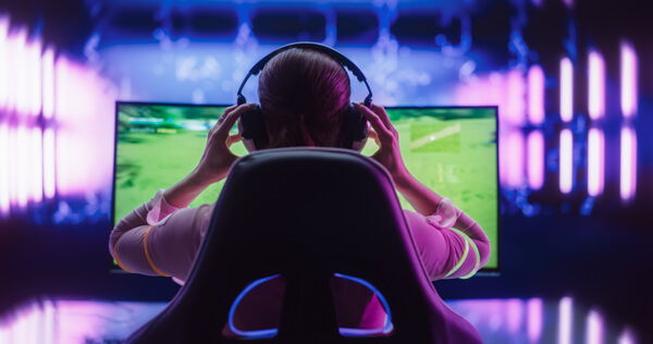Das Video zeigt ein FPS-Gameplay, um die Latenzunterschiede zwischen Classic Audio (durchschnittlich 310 ms) und LE Audio (durchschnittlich 150 ms) zu demonstrieren.